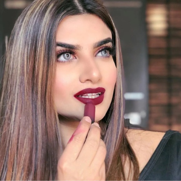 🆕Huda Beauty Power Bullet Lipstick Shade Ladies Night - Picture 1 of 6